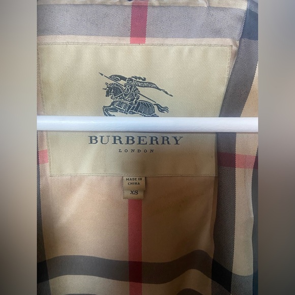 Burberry quilted down jacket with two pockets on the side and detachable hoodie - Picture 4 of 4